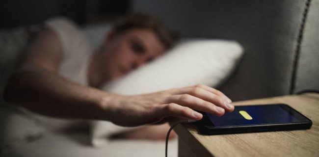 آیا خوابیدن در نزدیکی تلفن همراه برای سلامتی مضر است؟