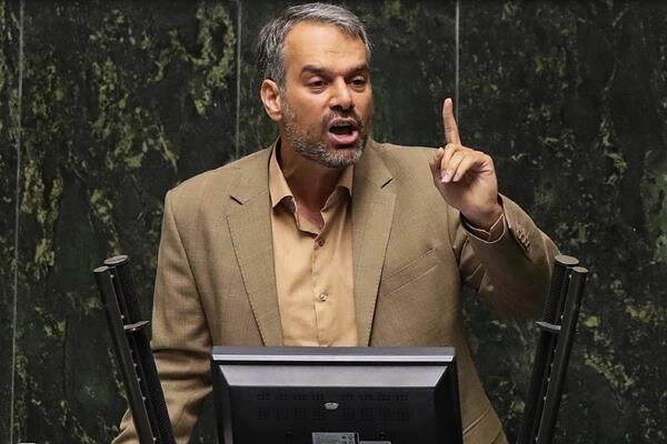 رشیدی‌کوچی: چرا خودروهای تولید داخل را ۳ برابر قیمت آن به مردم می‌فروشیم؟