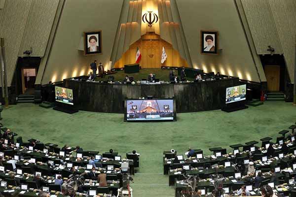احتمال افزایش پلکانی حقوق‌ها در سال آینده با مصوبه مجلس