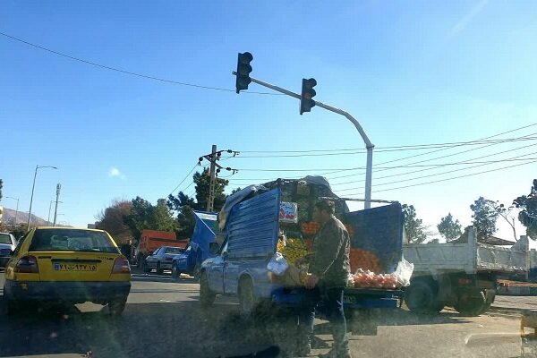 جمع‌آوری ۲۵۸ خودرو سد معبری و طبق میوه فروش از سطح منطقه ۴