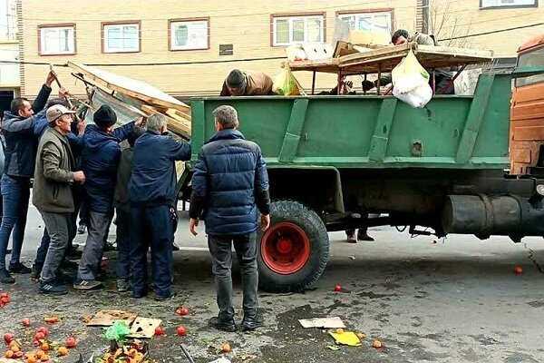 جمع‌آوری ۲۶۲ خودرو سد معبری و طبق میوه فروش از سطح منطقه ۴