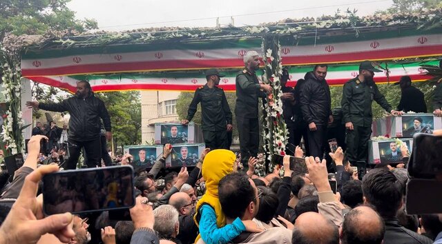 عبور پیکر شهدای خدمت از میان خیل انبوهی از مردم تبریز