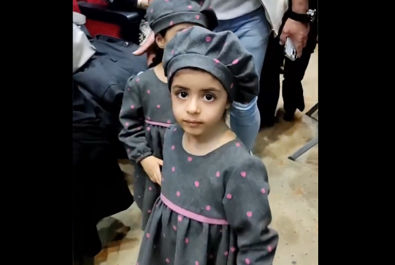 حضور دو دختر دوقلوی تبریزی در جشنواره موغام به همراه والدینشان
