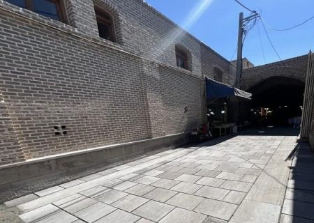 سنگفرش ورودی کاروانسرای میرزا ابوالحسن