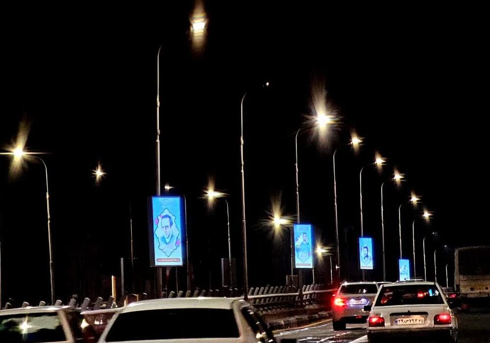 نصب تمثال شهدا در عرشه پل تقاطع غیر همسطح ابوریحان