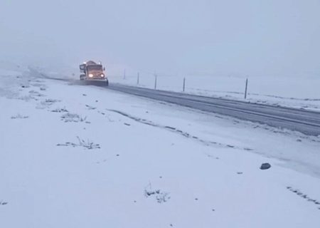 بارش برف راه ارتباطی ۵۰ روستای آذربایجان شرقی را بست