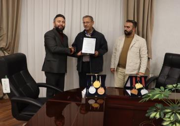 تجلیل رئیس هیات انجمن های ورزشهای رزمی استان آذربایجان شرقی از شهردار منطقه ۶ تبریز