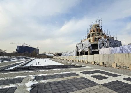 شروع اجرای سرستون ها و گچ بری های داخلی عمارت کلاه فرنگی