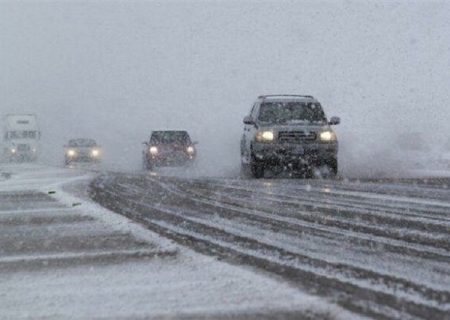 بارش برف در همه‌ی محورهای آذربایجان شرقی ادامه دارد/ گردنه سامبران مسدود شده است
