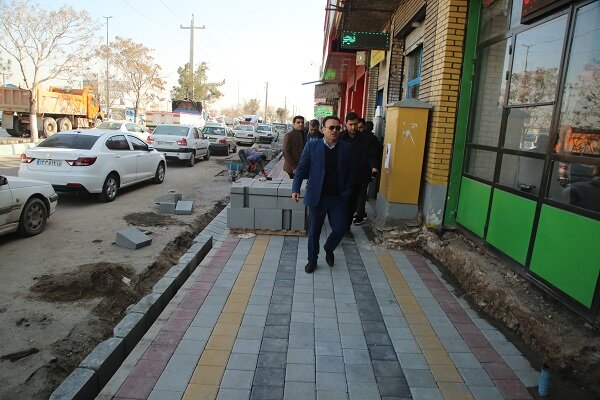 بهبود سیمای شهری در ورودی جنوب‌غرب تبریز با اجرای ۸۰۰ مترمربع کف سازی پیاده رو