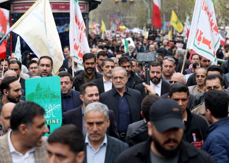 همراهی رئیس‌جمهور با راهپیمایان روز قدس تهران