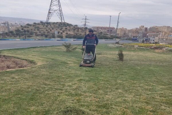 عملیات سرزنی چمن در نواحی سهگانه شهرداری منطقه ۵ تبریز اجرا شد