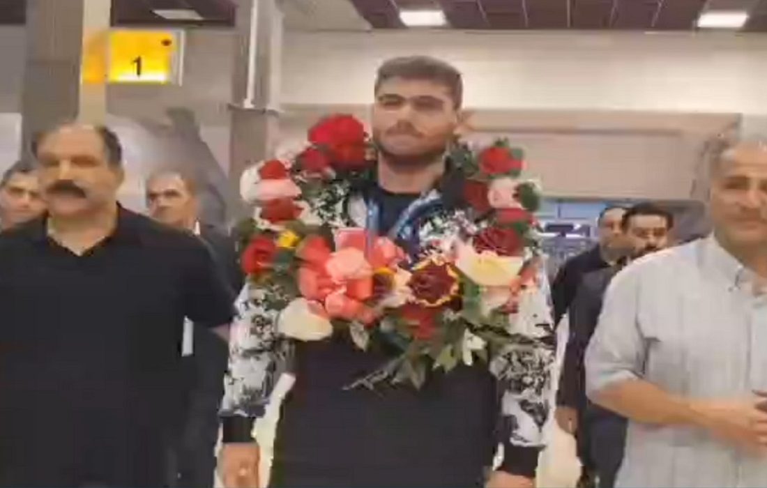 استقبال پرشور مردم تبریز از قهرمان نوجوان کشتی جهان در فرودگاه