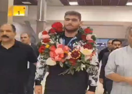 استقبال پرشور مردم تبریز از قهرمان نوجوان کشتی جهان در فرودگاه