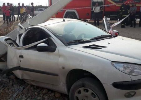 برخورد پژو ۲۰۶ با تیر سیمانی در میانه دو کشته بر جا گذاشت