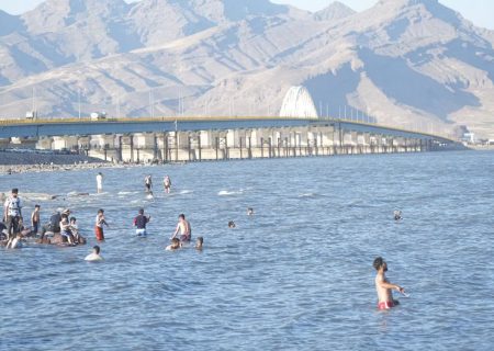 احیای نسبی دریاچه ارومیه گردشگران را به سواحل بازگرداند