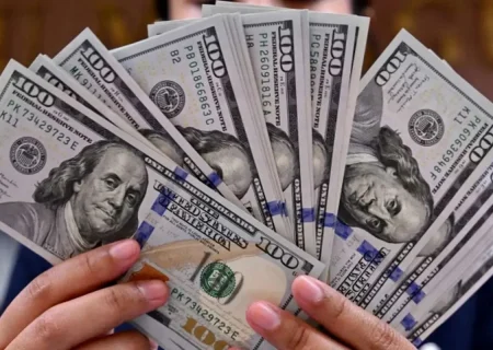 قیمت دلار به کانال ۲۲۵ هزار تومان رسید؛ بازار در انتظار ریسک‌های سیاسی