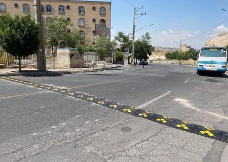 نصب سرعت‌کاه‌های پلاستیکی در معابر شهرداری منطقه ۷ تبریز