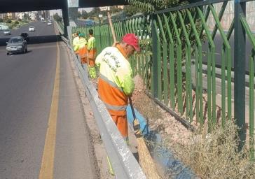 اجرای عملیات پاکسازی و ساماندهی محیطی در اتوبان پاسداران توسط شهرداری منطقه ۵ تبریز