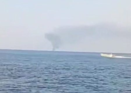 انفجار ۳ نفتکش متخلف هنگام عبور از مسیر غیر مجاز و رها شدن آنها در سواحل جنوبی تنگه هرمز